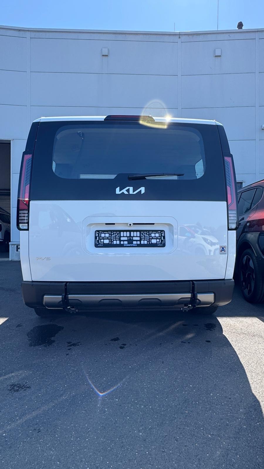 Heckansicht eines ausgelieferten Kia PV5 mit AMF-Bruns Rollstuhlumbau