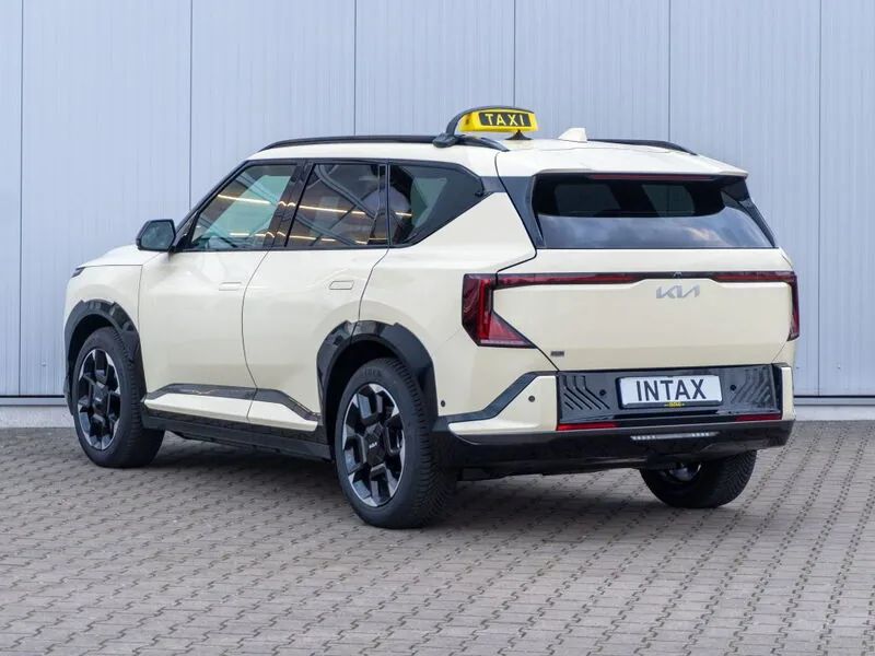 Kia EV5 als Taxi – INTAX Umbau, Heckansicht links