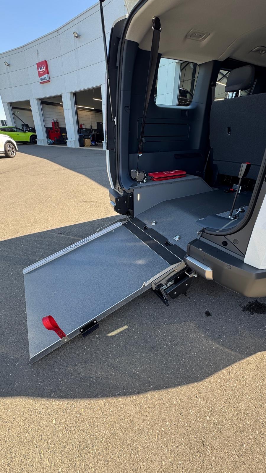 Kia PV5 mit AMF-Bruns Heckausschnitt und ausgeklappter Auffahrrampe