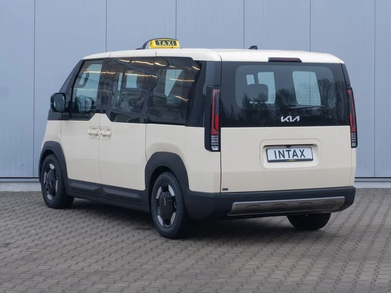 Kia PV5 Taxi – INTAX Umbau, Heckansicht links