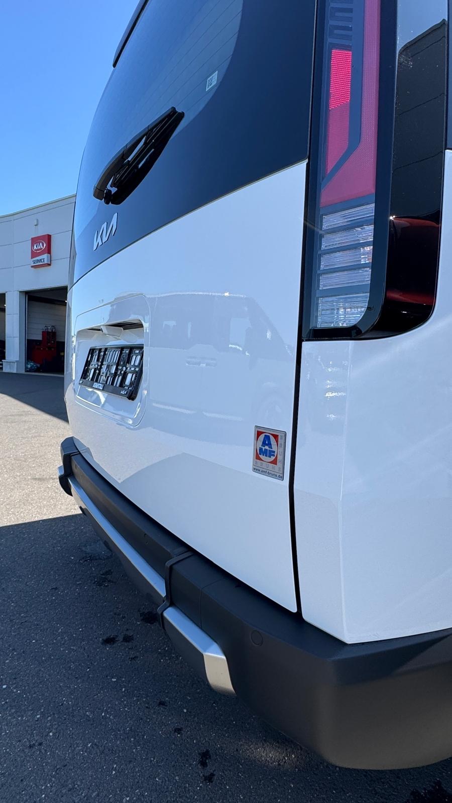 Kia PV5 mit AMF-Bruns Plakette am Heck