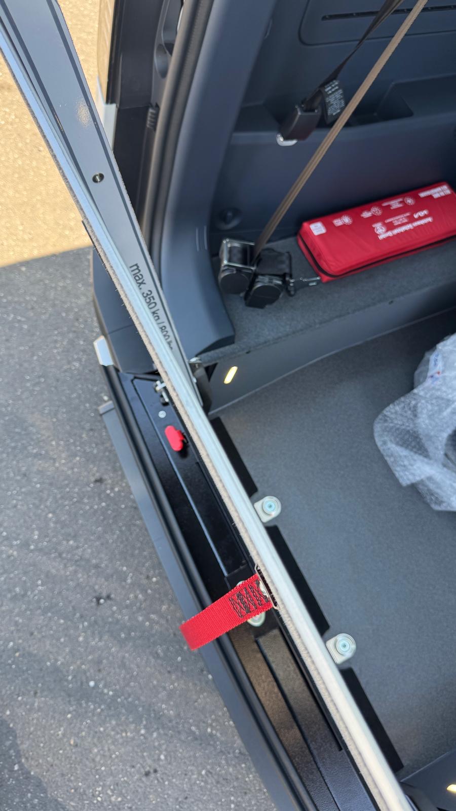 Detailaufnahme der AMF-Bruns Rampenmechanik am Kia PV5
