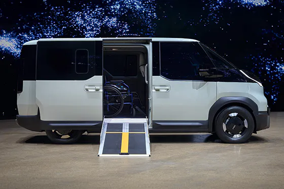 Kia PV5 WAV mit seitlicher Rollstuhlrampe